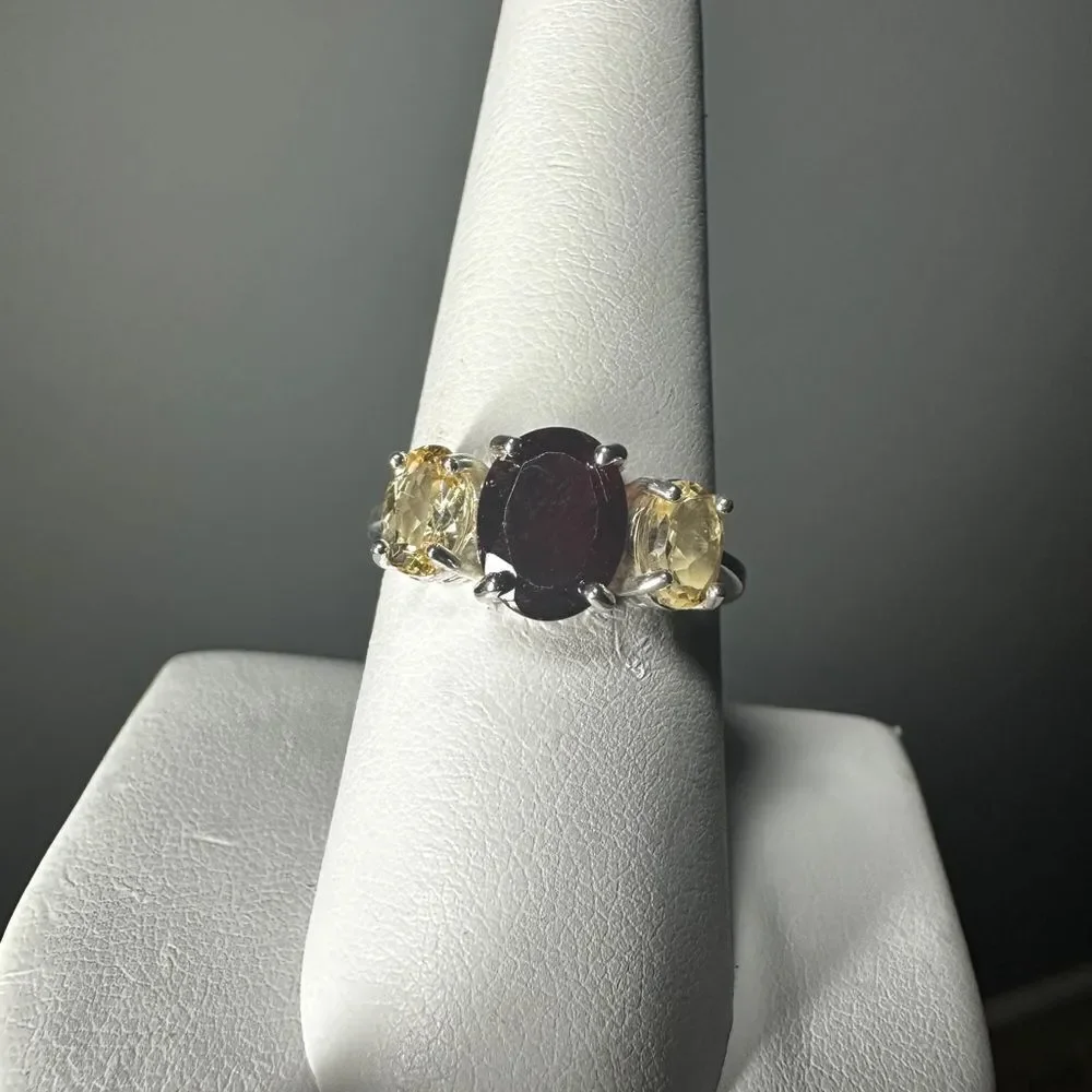 NWOT faceted, oval cut garnet and accent citrines ring‎ in sterling silver!